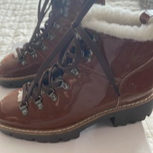 NIB Donald Pliner Chestnut patent leather hiker with shearling trim size 7.5